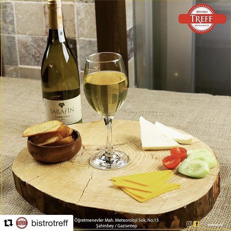 Beyaz Şarap Eşliğinde İthal Peynir Tabağı