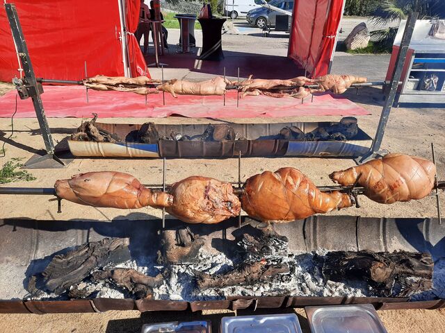 Jambons et porcelets à la broche