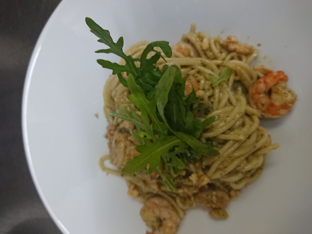 Spaghetti mit walnuss-rucola pesto und Gambas
