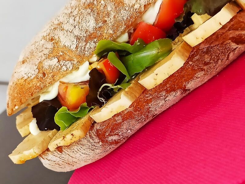 Un buon panino vegano...OLAF con tofu, pomodoro, insalata e maionese vegana