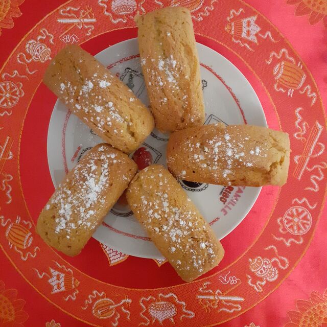 Petits quatre-quarts individuels sans gluten ni lactose. Sucre glace. Un peu de confiture et on se régale !