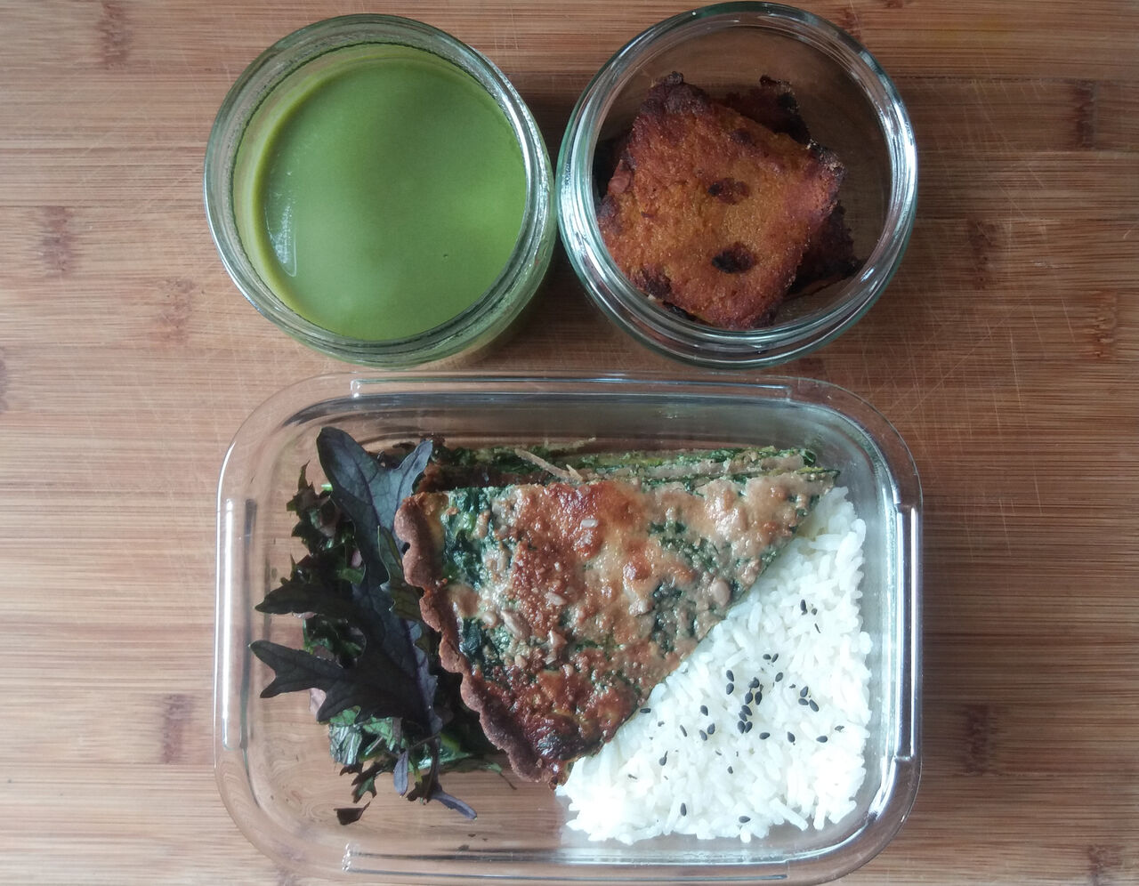 Menu complet - Soupe pois cassés-orties-mâche, Quiche aux épinards avec riz et chou mizuna en salade, Gâteau pollenta-potimarron