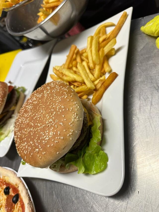 Burger mit Pommes