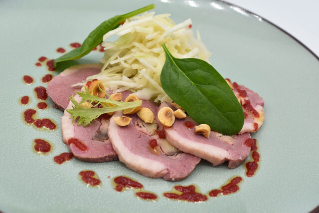 Carpaccio de canard rosé aux châtaignes, salade de chou blanc au miel