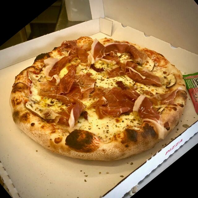 Pizza Serrano avec un excellent Jambon cru qui provient de la région de Salamanque en Espagne.