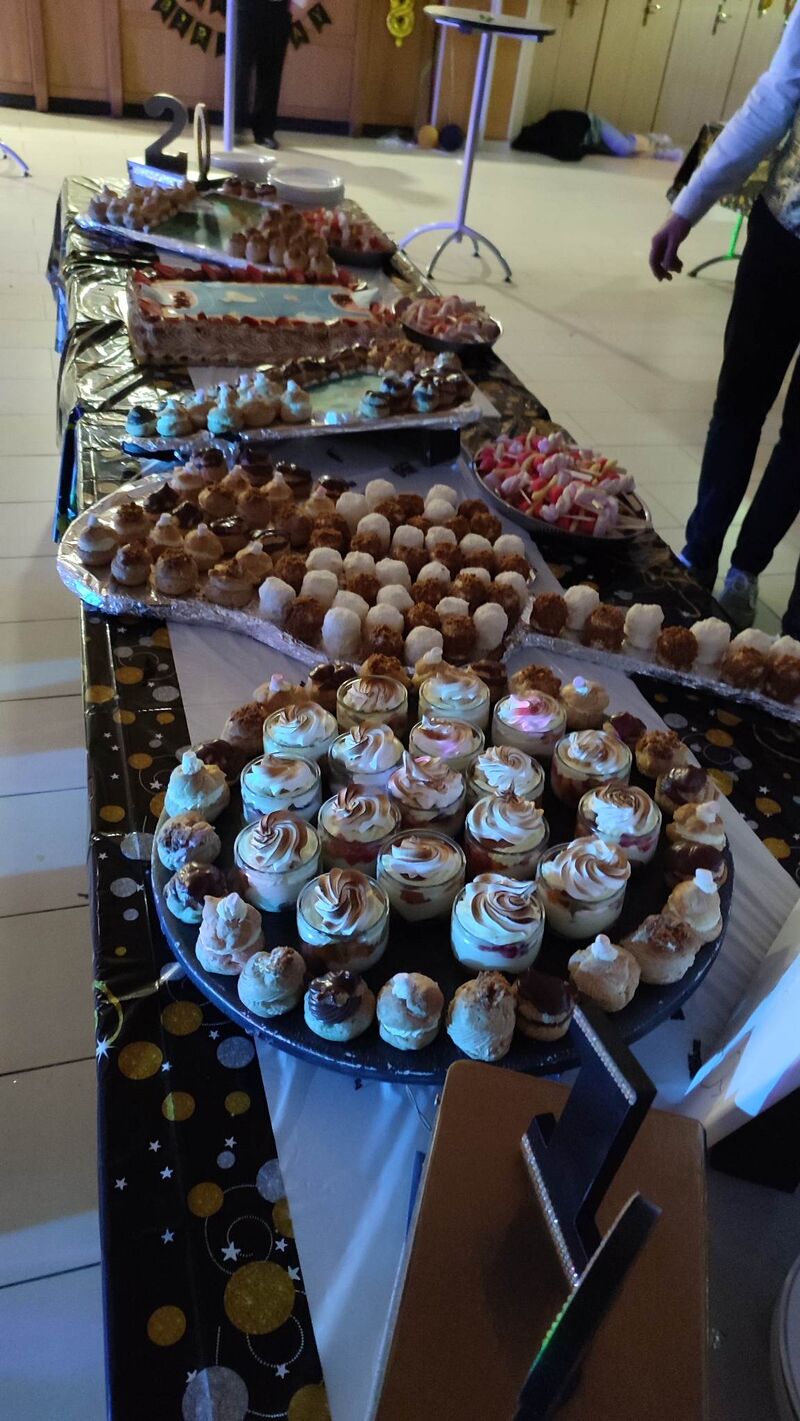 Mini merveilleux café spéculoos Mini merveilleux noix de coco 3 sortes de choux Vérine Chambord Brochette de bonbon