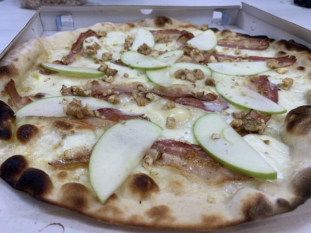 La Smith: bianca-mozzarella-gorgonzola-pancetta arrosto-mela verde e noci??