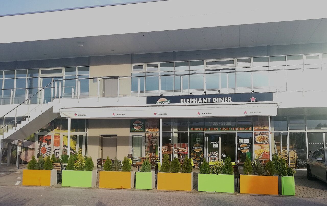 to sme my - hneď vedľa predajne STIHL a fialového kasína RebuyStars
