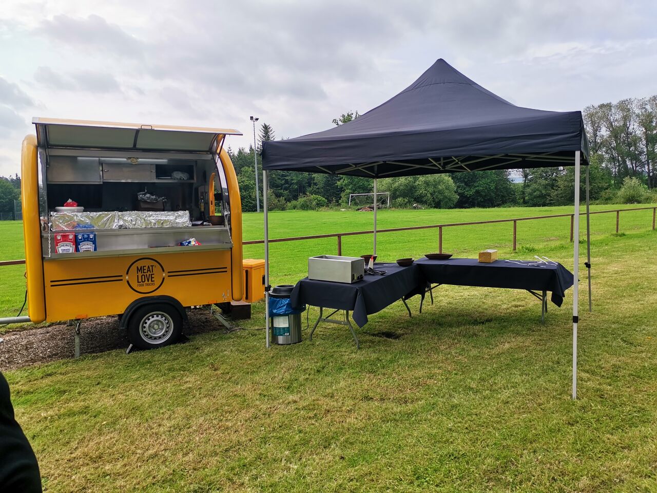 Unser Foodtrailer für Veranstaltungen bis 60 Personen. Befindet sich hier gerade im Aufbau für ein leckeres Grillbuffet.