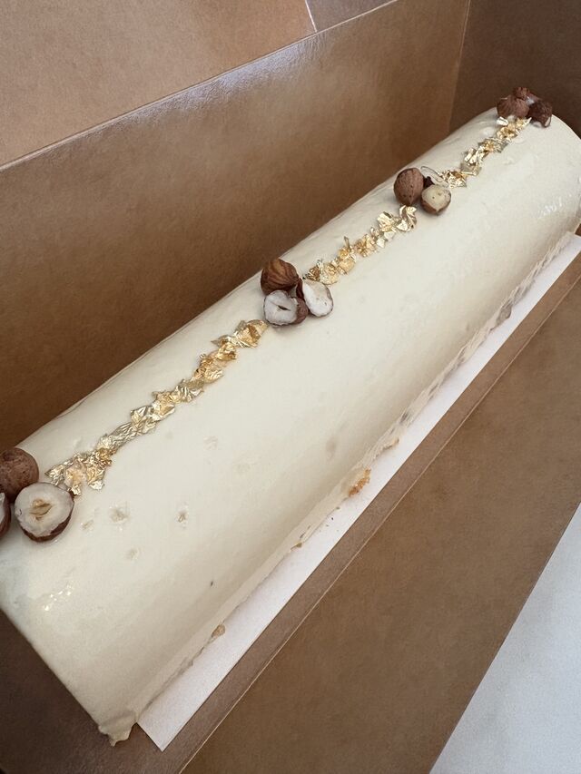 Bûche de Noël 2k24 🎄 Croustillant spéculos, crémeux caramel, ganache vanille, glaçage chocolat blanc 