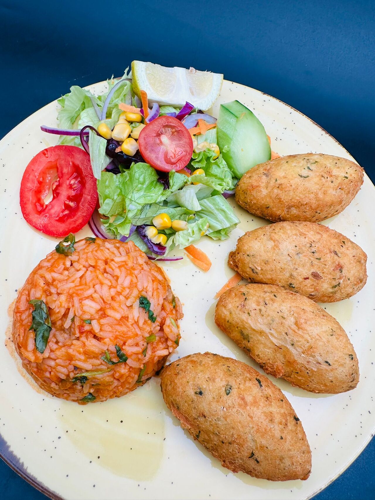 Pastéis de bacalhau com arroz de tomate