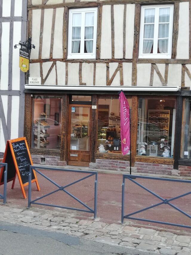 Dans notre petite boutique: patisserie, viennoiserie, pain, biscuits, confiserie….