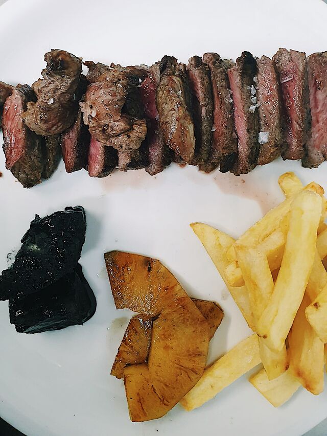 Entrecot de ternera con yuka volcánica y piña