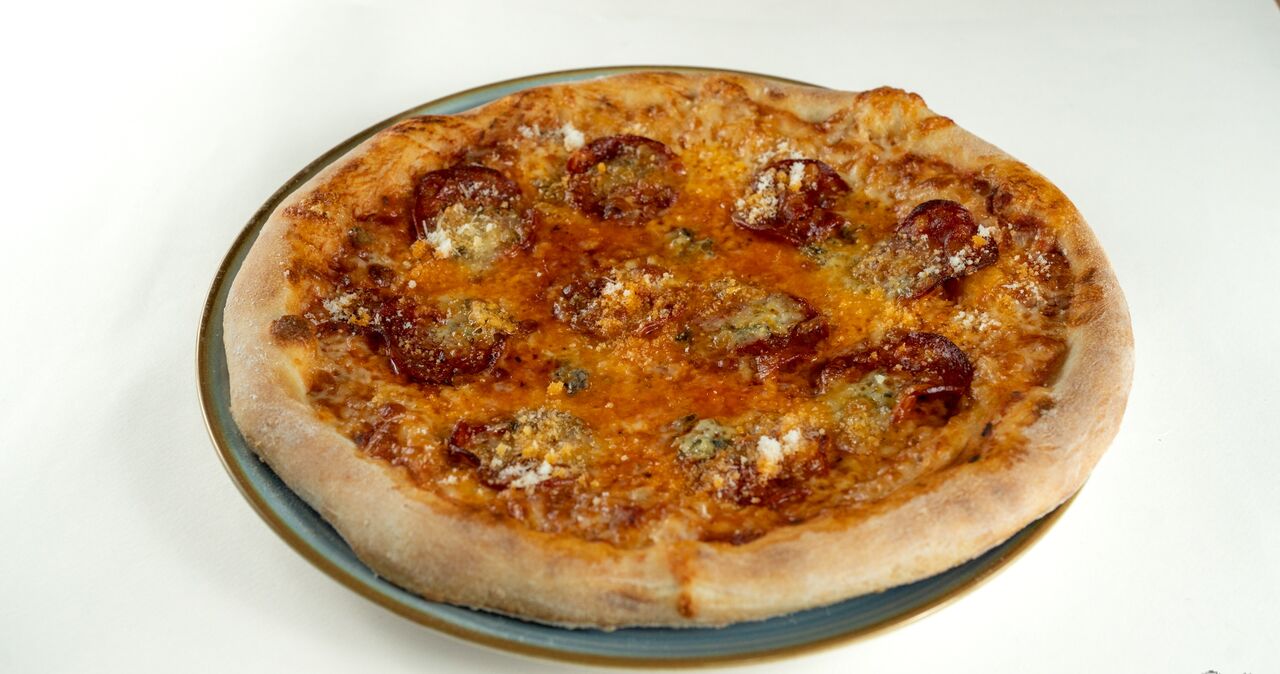 Pizza Quattro formaggi cu salam picant 