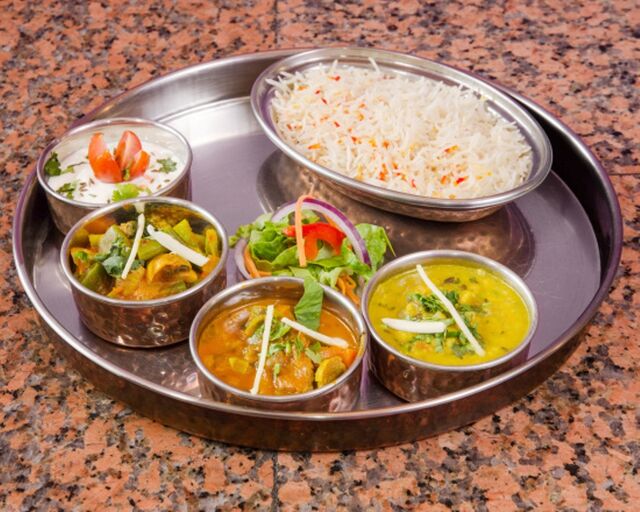 DAALBHAAT 18€- Un plat complet Népalais . Lentilles, légumes, poulet curry ou Agneau et Raita, . Servie avec du riz Basmati