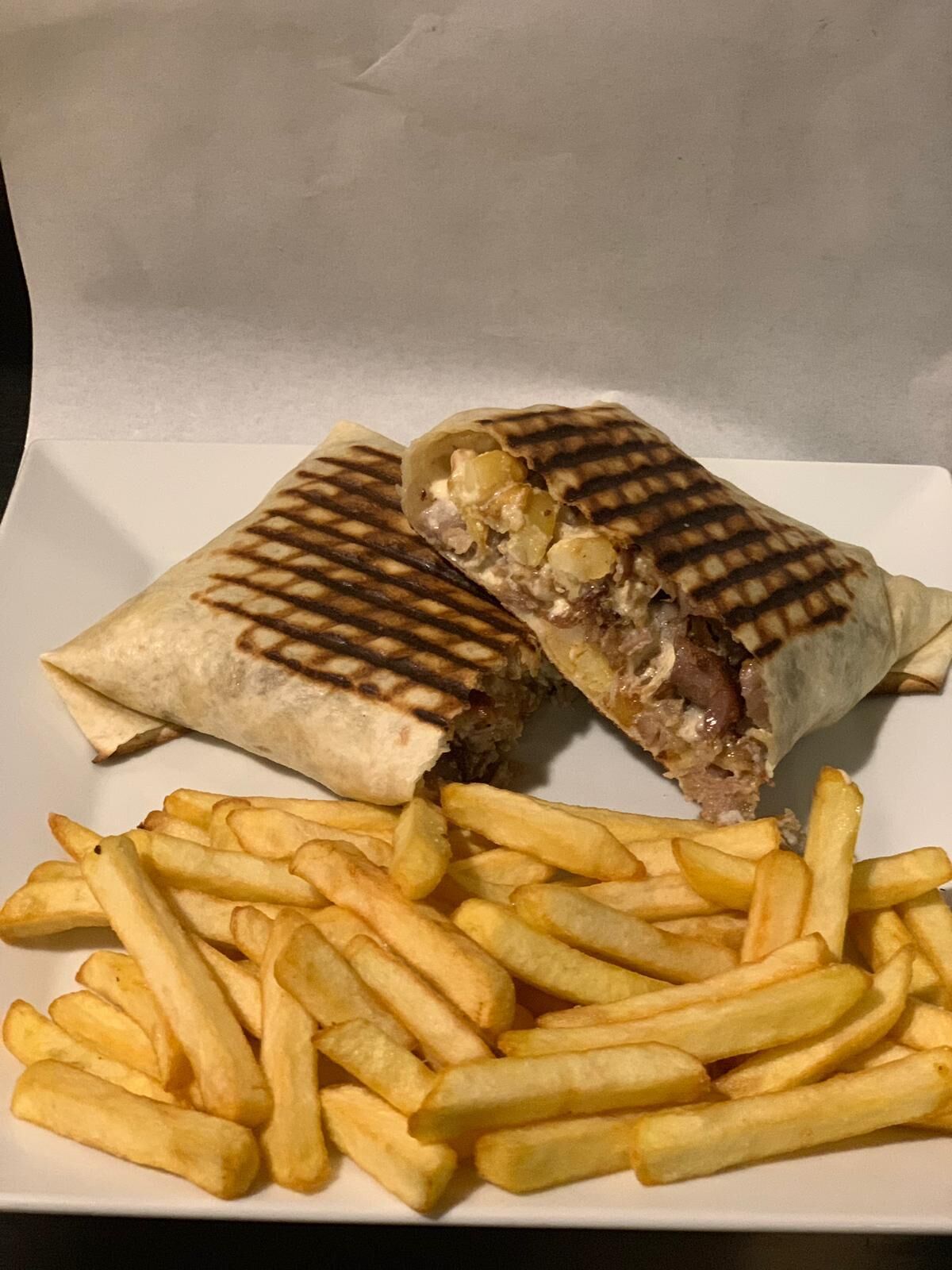 Tacos 1 viande 7.50€Tacos 2 viande 8.50€Tacos 3 viande 9.50€ Tacos 4 viande 10.50€Avec frites et sauce fromagère maison