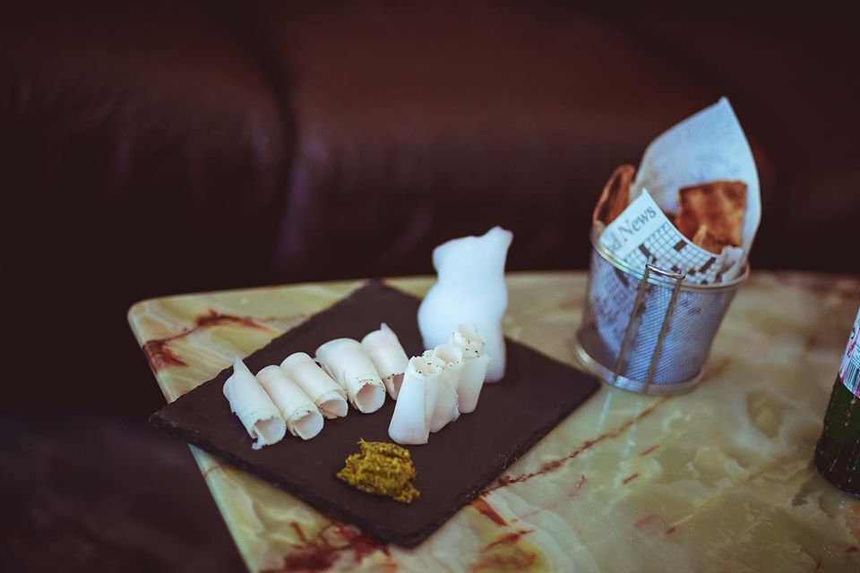 Lardo di patanegra servito con focaccia al rosmarino calda