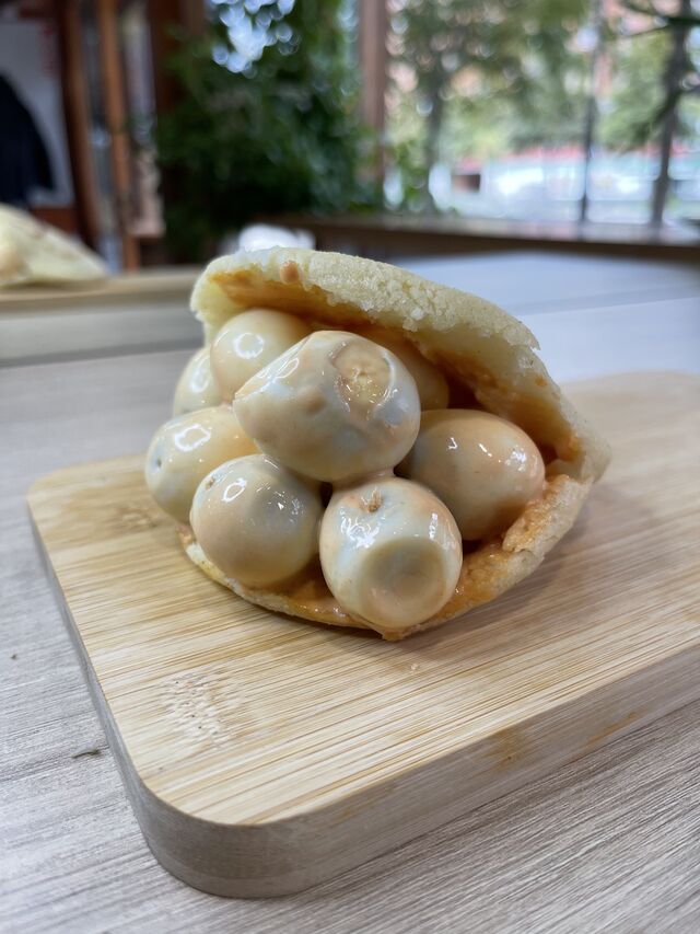 HUEVO DE CODORNIZ EN SALSA ROSA