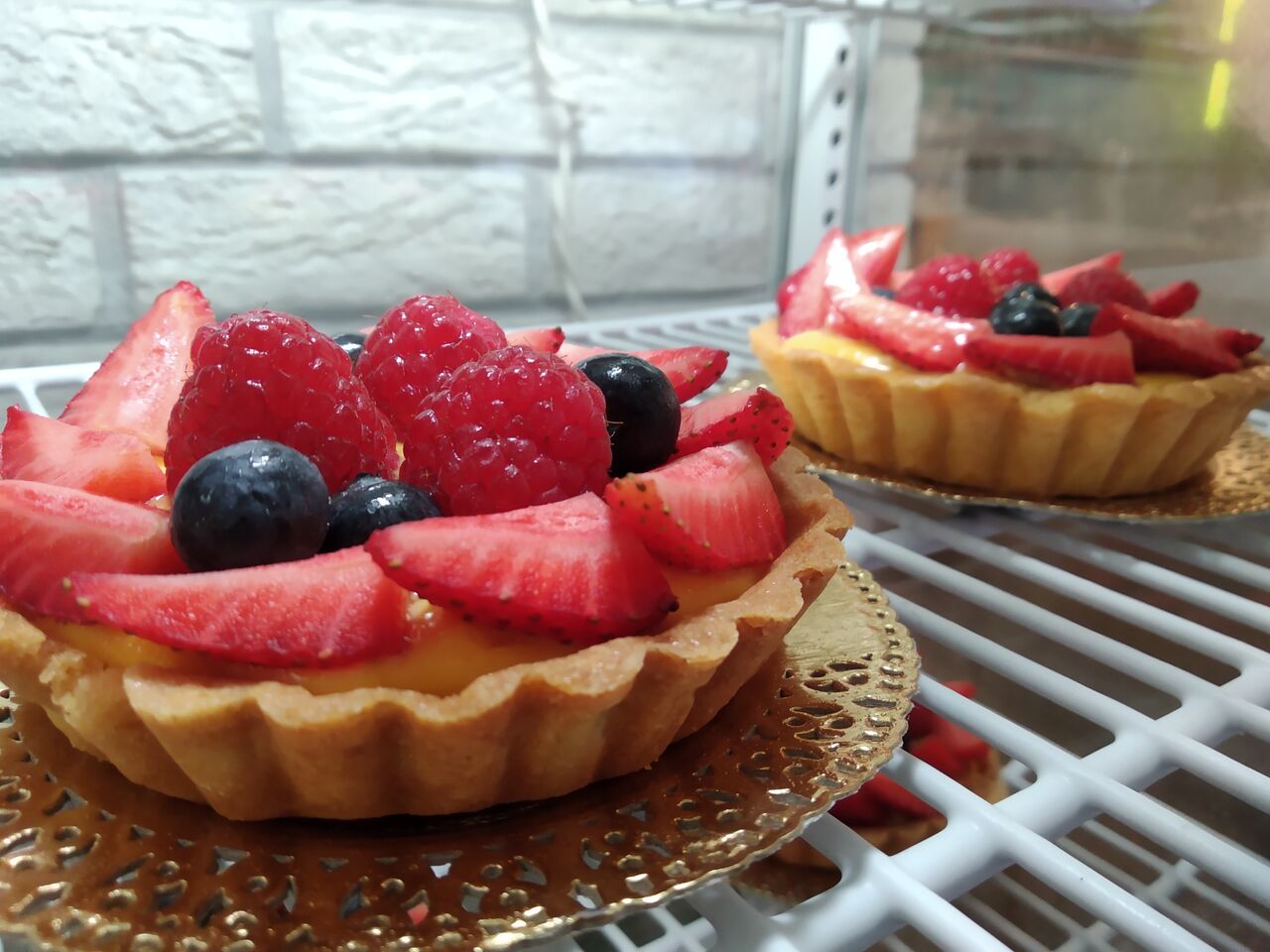 Crostata con crema pasticcera e fragole lamponi e mirtilli