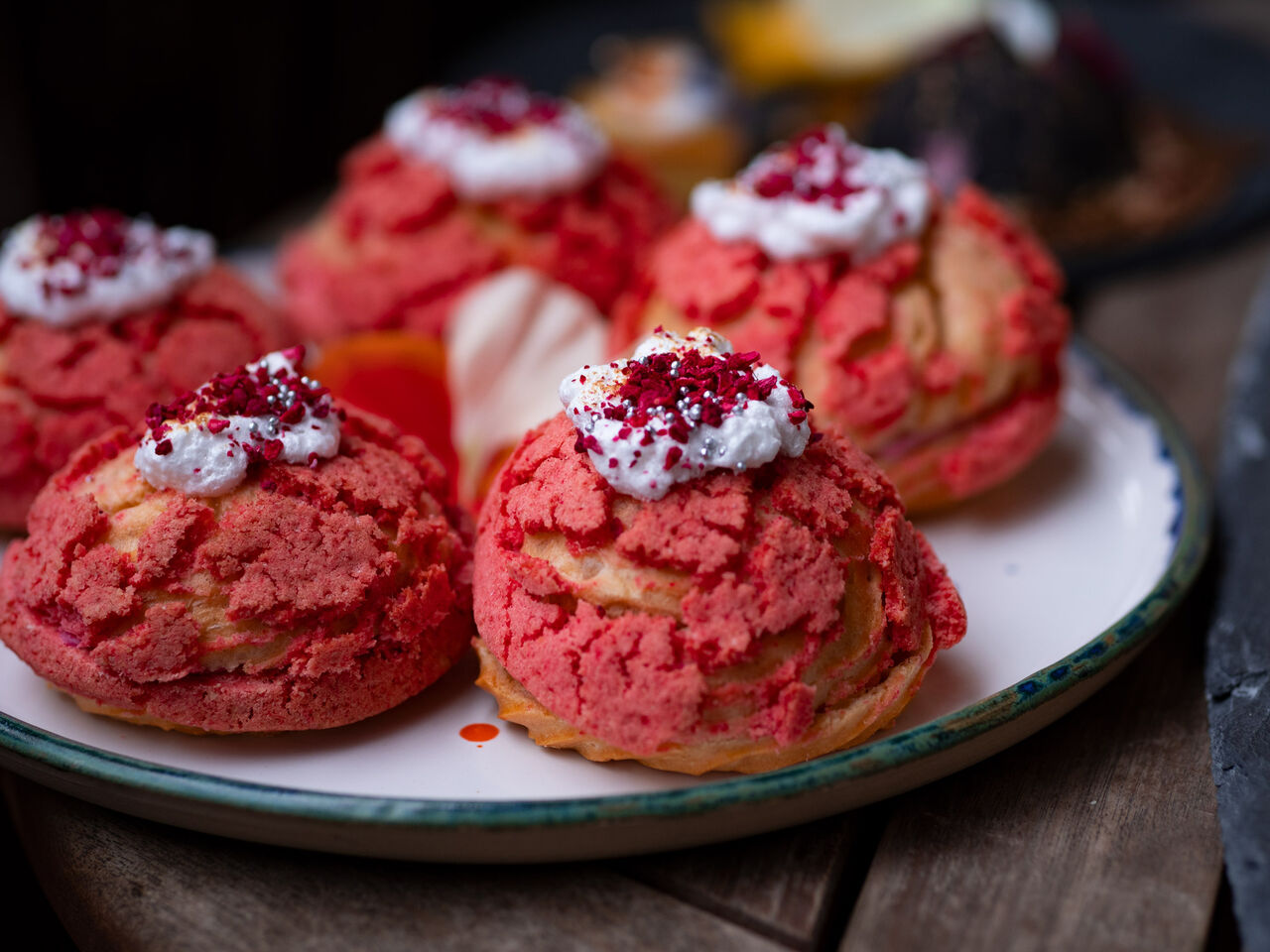 Craquelin / krem malinowy / liofilizowane maliny