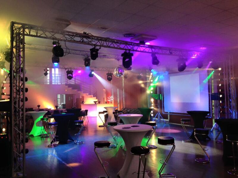 Aménagement complet d'une salle : son, structure, lumière, mobilier.