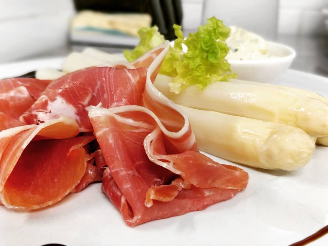 Asperges d'Alsace, jambon fumé et mayonnaise maison aux herbes