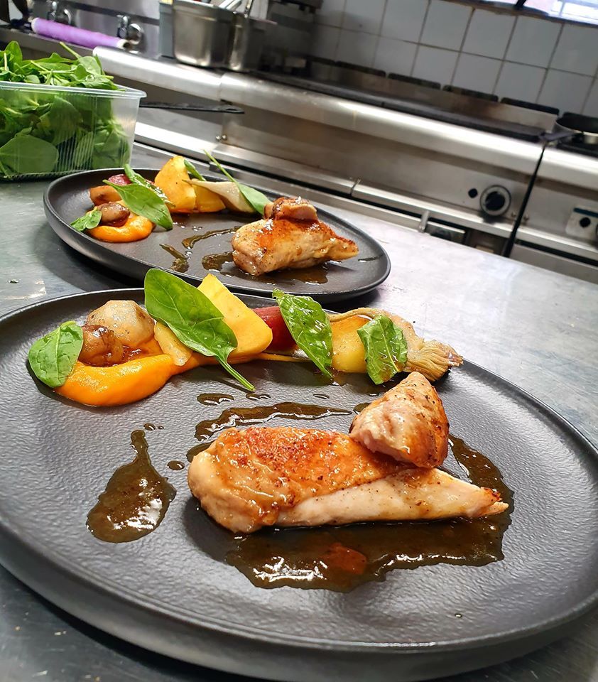 La pintade en suprême rôti au beurre de brioche, légumes oubliés et pousses d'épinard