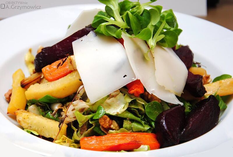 Sałatka z opiekanymi warzywami korzeniowymi, serem pecorino i orzechami