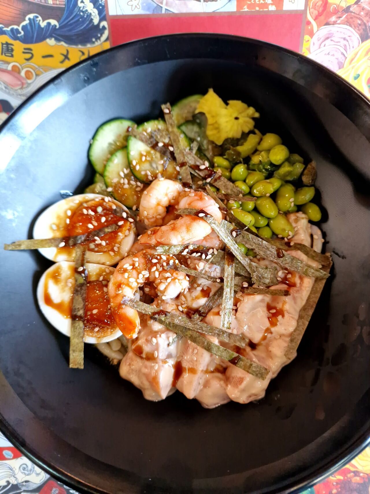 Poke Bowl de salmão e camarão