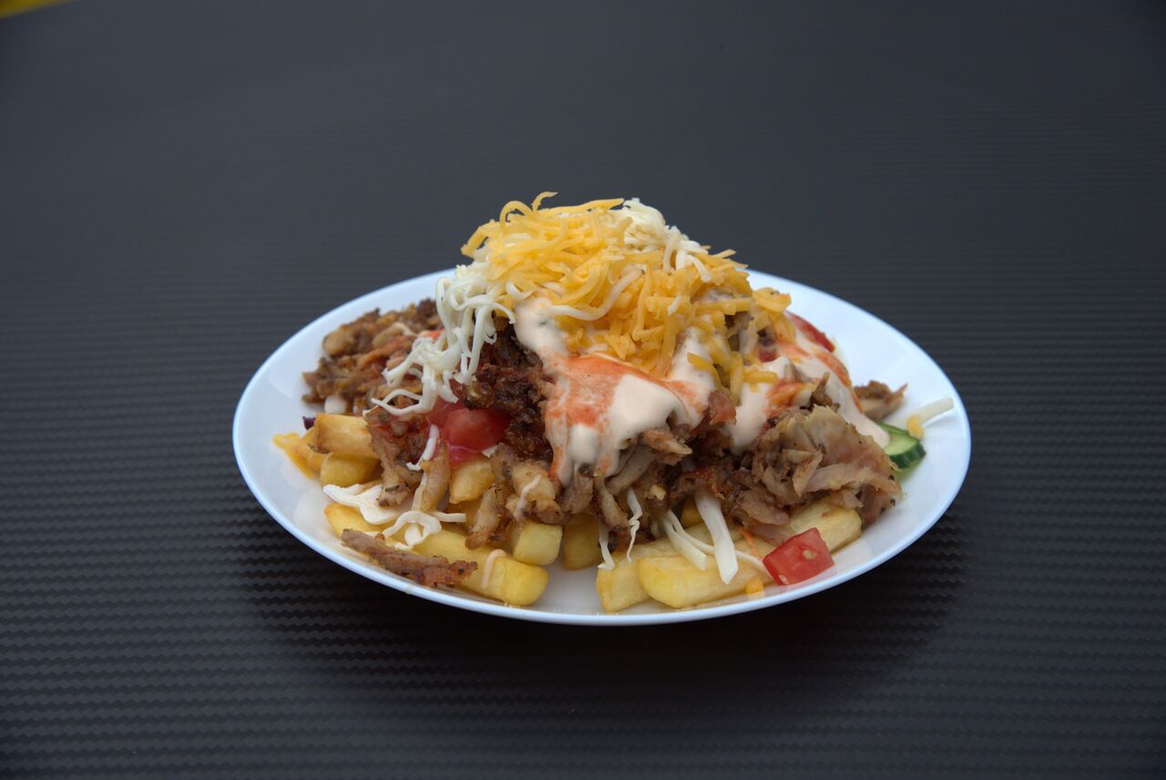 Kezdő gyros tál többféle körettel és öntettel.