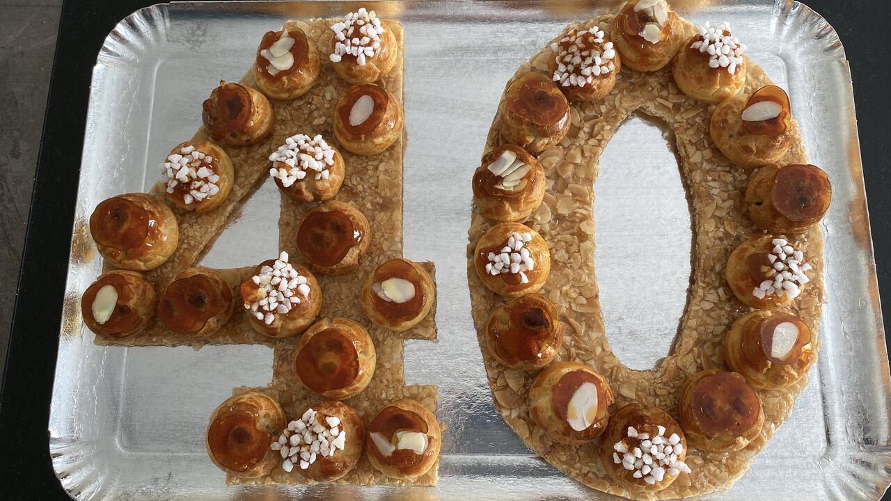 Initiales ou Chiffres en nougatine - 6,90€/part, 4 choux/pers