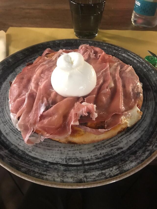 Pizza in teglia con Crudo e Burrata