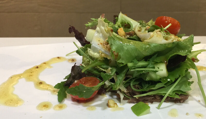 Ensalada con confit de pato, aguacate y vinagreta de mostaza 