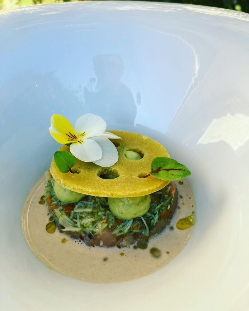 Tartare de veau, crabe, crème d'avocat, et bouillon de lait de coco au curry