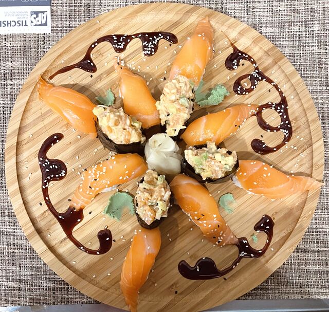 Lách-Nigiri und unsere spezielle Nigiri aus Lachs. 