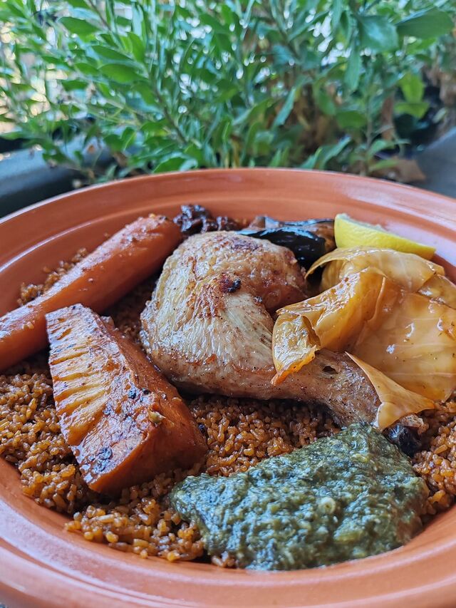 THIEP au poulet Pur régal de riz cassé 2 fois mijoté avec des légumes frais, cuisse de poulet et de la sauce tomate