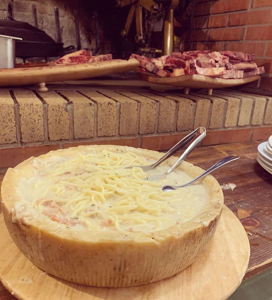 Tonnarelli al guanciale e timo serviti nella forma di pecorino