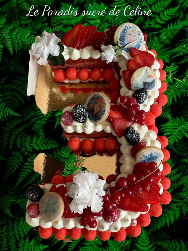 Number cake sur le Thème de la Reine des neiges avec fraises Tagada. une génoise red Velvet , crème de vanille de Tahiti .