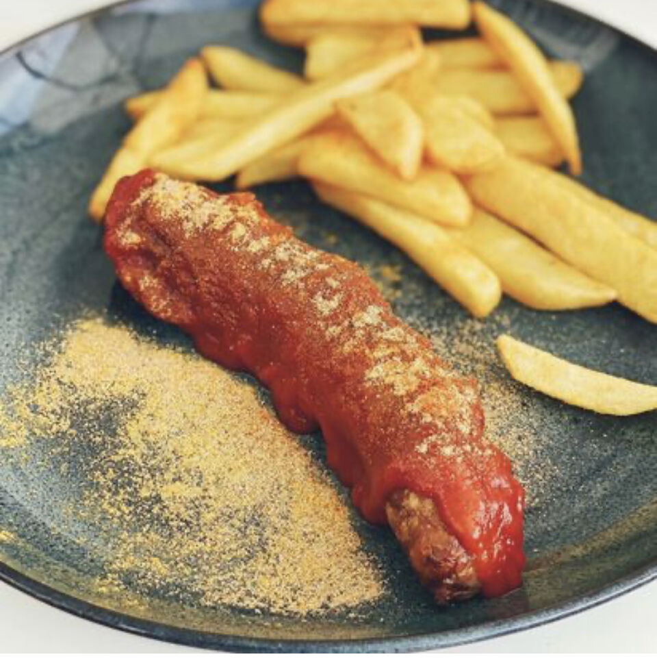 Currywurst mit Pommes und Hausgemachte Sauce
