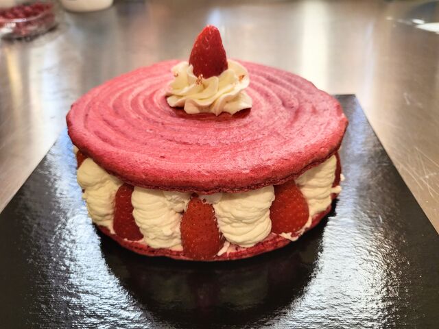 Macaron géant pour 6 personnes ganache montée chocolat blanc et fraise gariguette