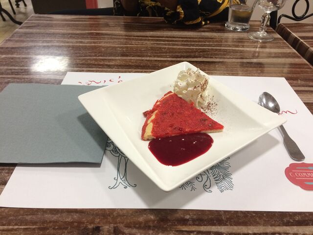 Tarte aux pralines maison avec son coulis de fruit frais.