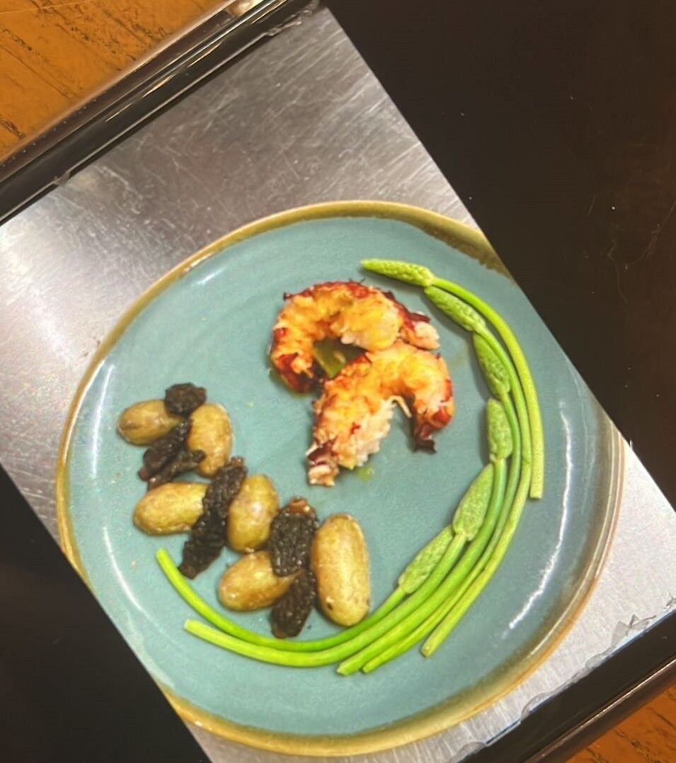 Homard beurre à l'orange, asperges sauvages, morilles et PDT nouvelle de l'Ile de Ré