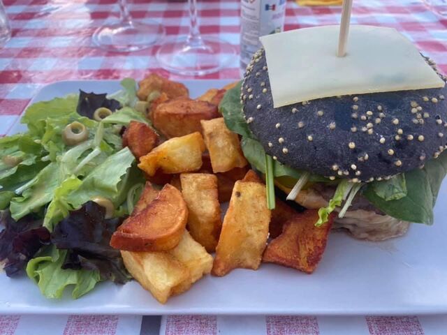 Burger avec pain à l'encre de seiche