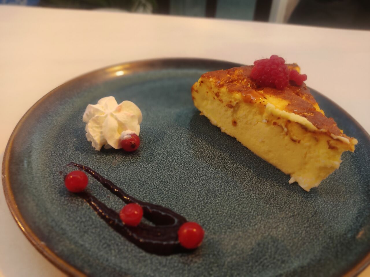 Tarta de queso al horno con coulis de frutos rojos
