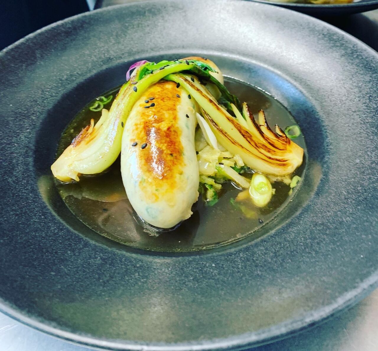 Le boudin de poissons blanc, choux chinois, pakchoi et bouillon thaï