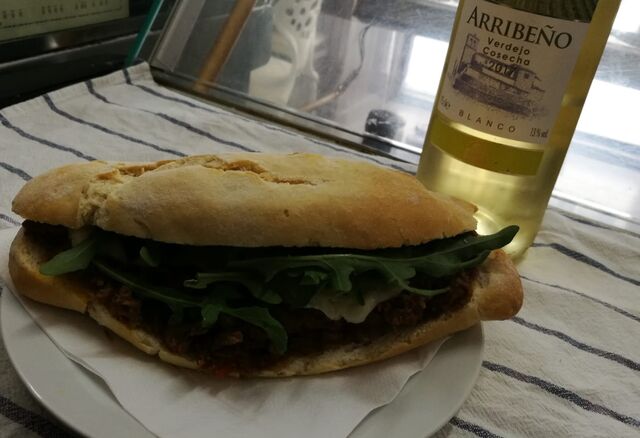 UNAY, Bocadillo con nombre propio, relleno de carne desmechada, queso fundido y rucula, una delicia italiana.