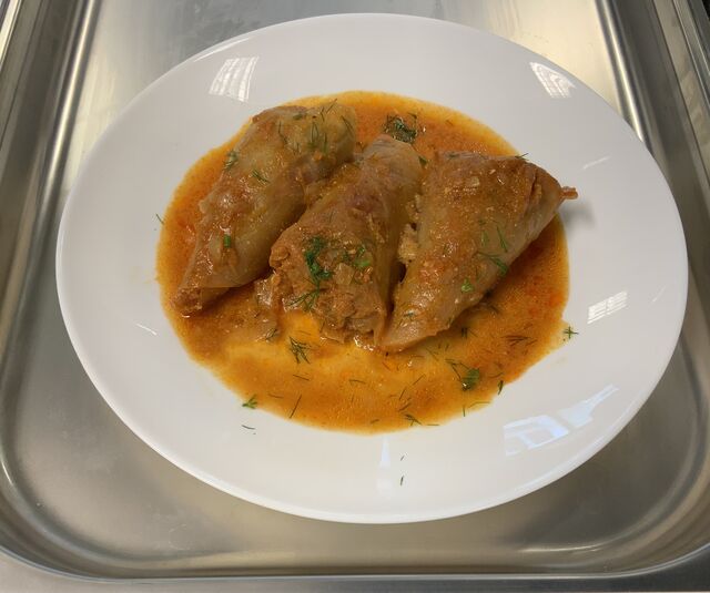 Kohlroulade mit Fleisch und Reis