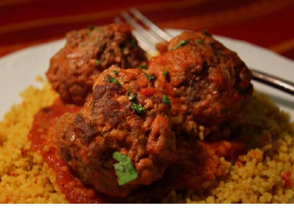 Couscous Boulettes 14,50 € la part
(Semoule, Légumes, Bouillon et boulettes de viandes hachées)