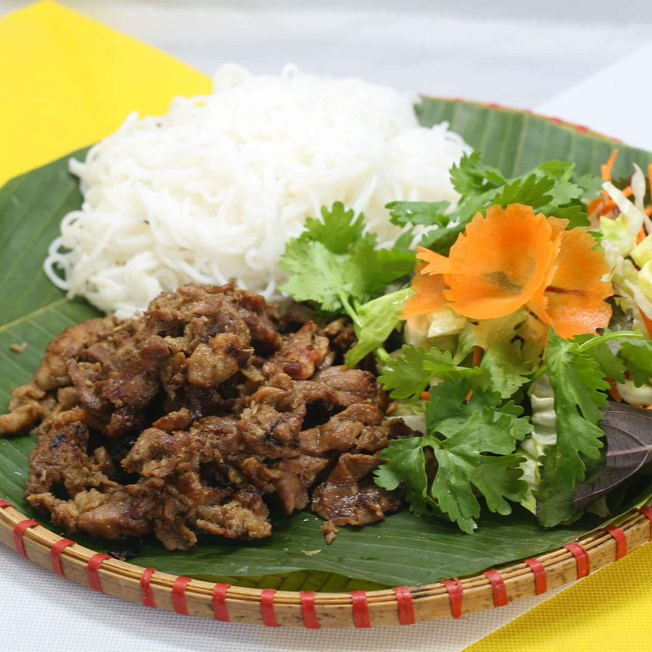 Bún chả: gegrilltes Schweinefleisch mit asiatische Gewürze , Reisnudeln und Salat dazu