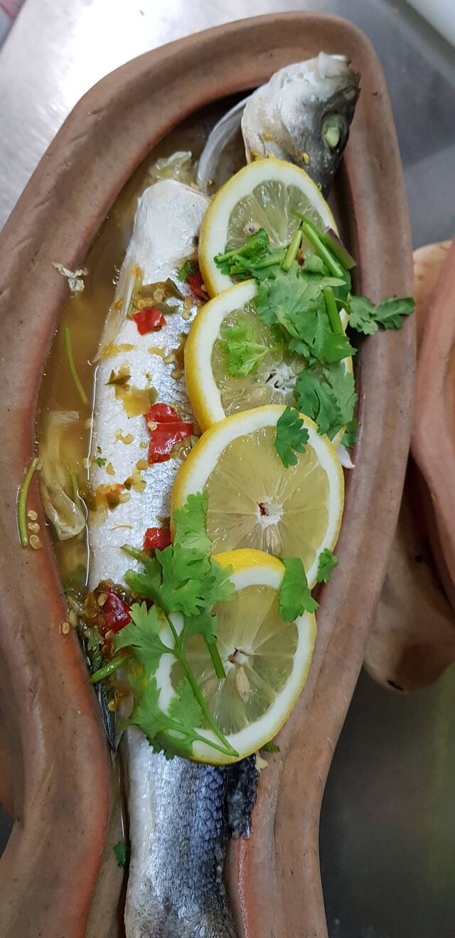 Nr. 42 Pla Neung Manow🌶
Gestoomde gehele zeebaars met speciale Thaise saus met look en citroenschijfjes
